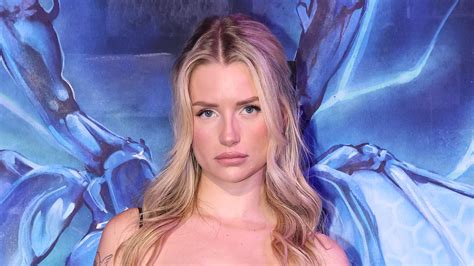 Lottie Moss poses nude amid reports she earns £1,000,000 on。